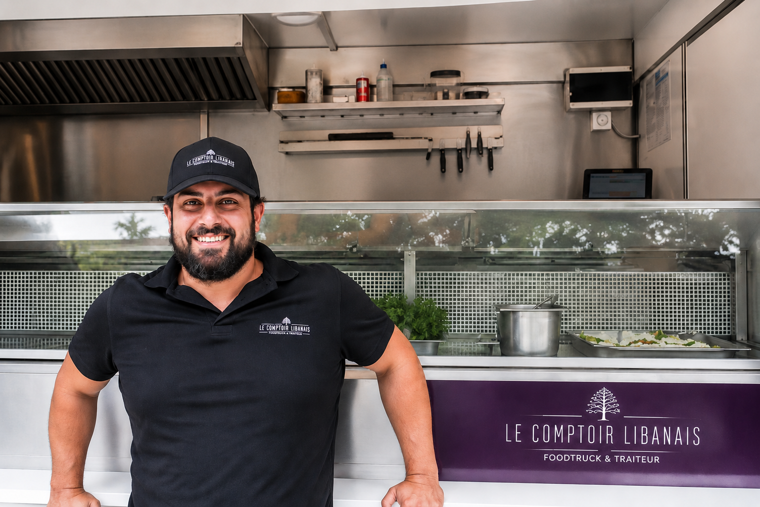 Chef du Comptoir Libanais devant le foodtruck